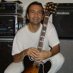 Nikos Aspiotes mit Gitarre und Equipment
